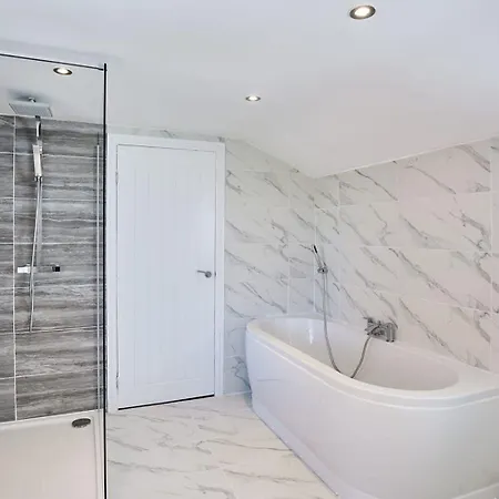 Host & - The Lobster 3*